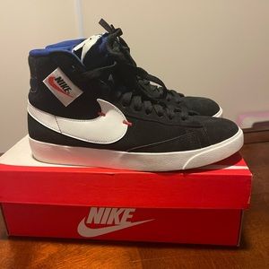 Nike Sneakers (Size 7)